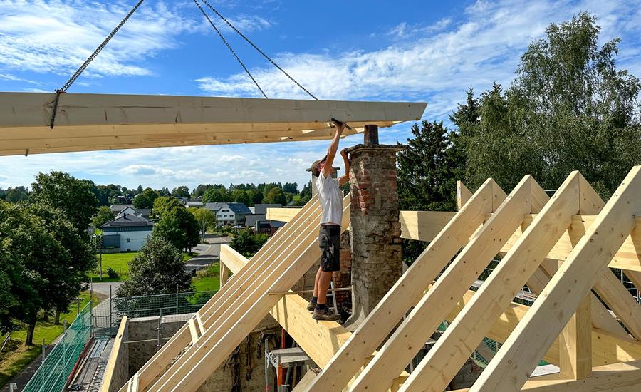 ©Roofland - Dachrenovierung eines Einfamilienhauses mit Stallungen